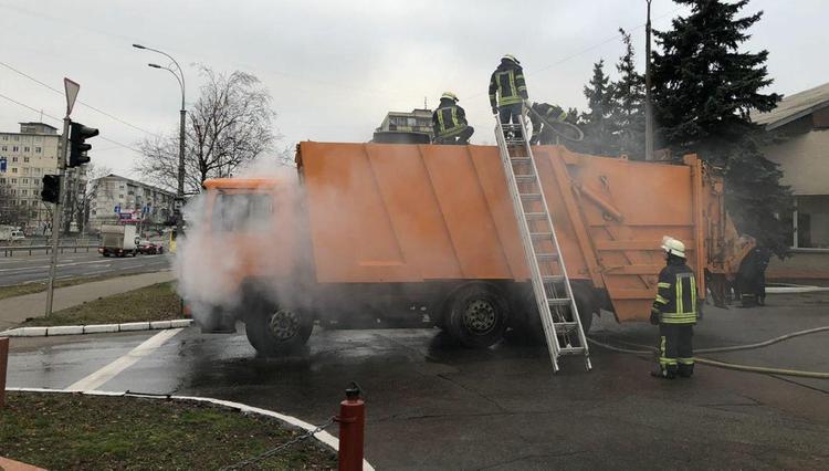 В Киеве мусоровоз привез пожар к пожарным, чтобы они его потушили
