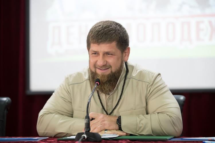 Кадыров временно сложил полномочия из-за лечения, рассказал его пресс-секретарь 
