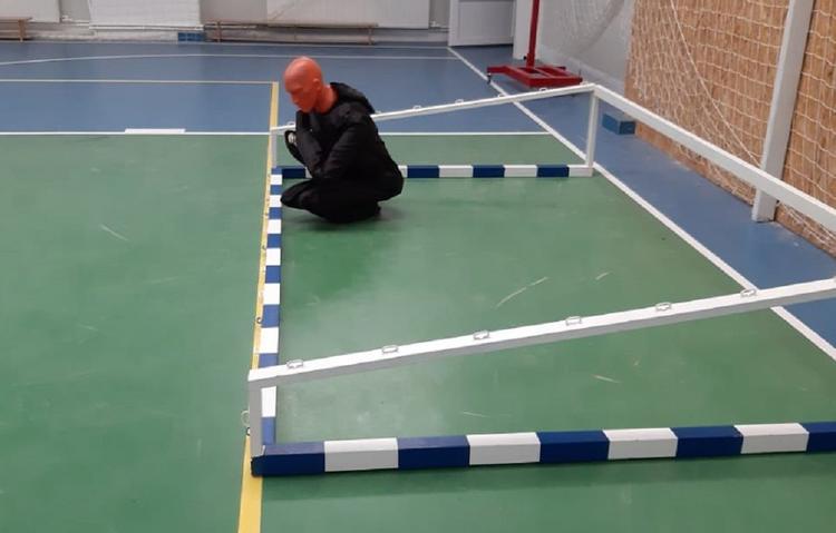 В Крыму на уроке физкультуры мальчика придавило футбольными воротами