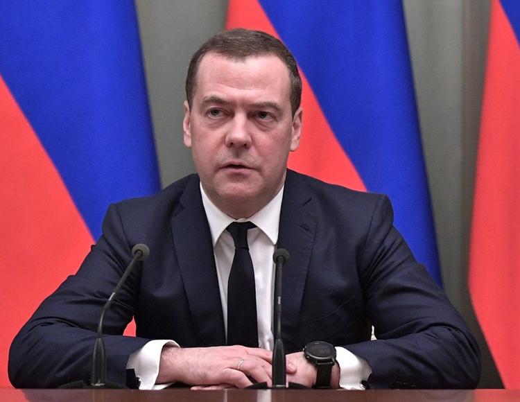 Медведев: в период перемен смена кабмина является естественной ситуацией