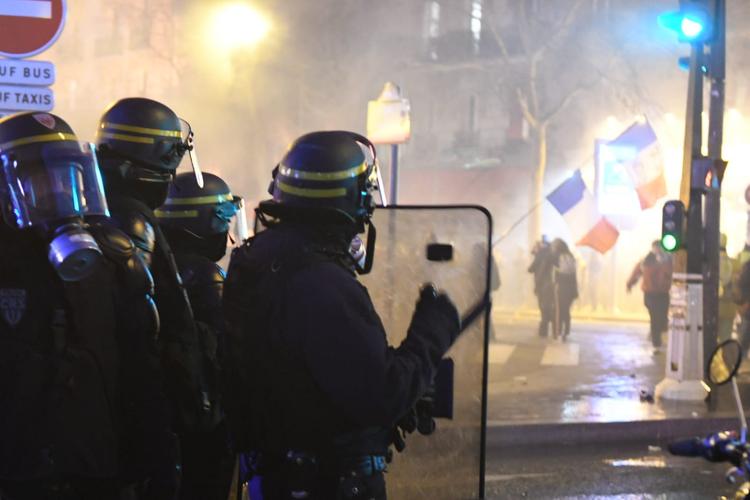 Париж сегодня: полиция задержала 59 «жёлтых жилетов», Макрон эвакуирован из театра