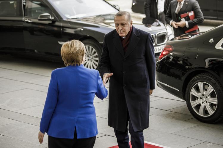 Эрдоган разделся для совместного фото с Меркель на конференции в Берлине 