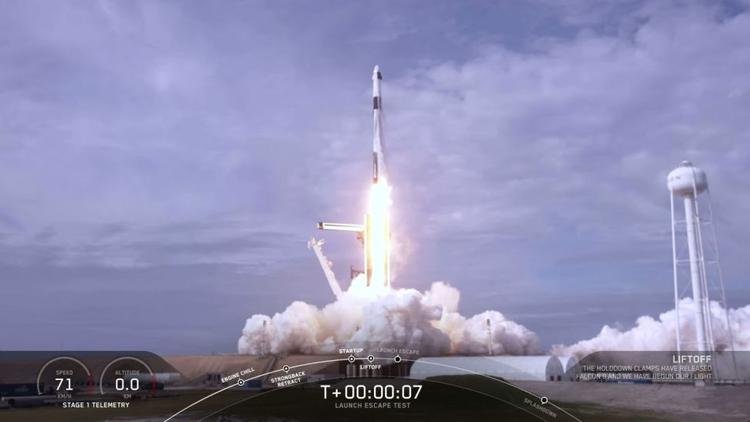 SpaceX испытала систему аварийного спасения   
