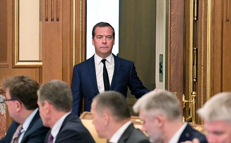 Тяжкая доля Дмитрия Медведева