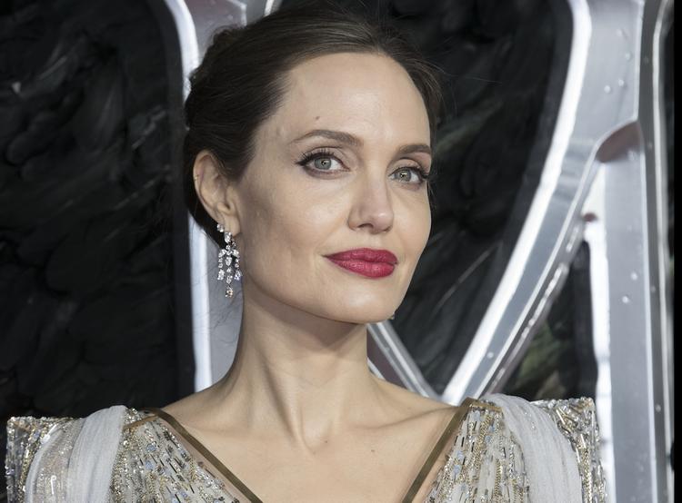 Источники утверждают, что Анджелина Джоли впала в 