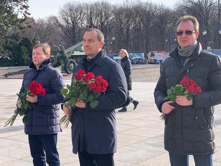 Председатель ЗСК возложил цветы к мемориалу советским воинам в Берлине