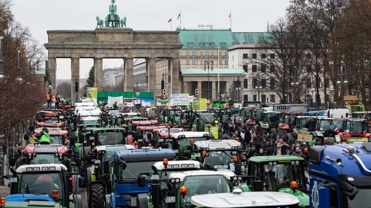 Немецкие фермеры устроили акцию протеста во время сельскохозяйственной ярмарки