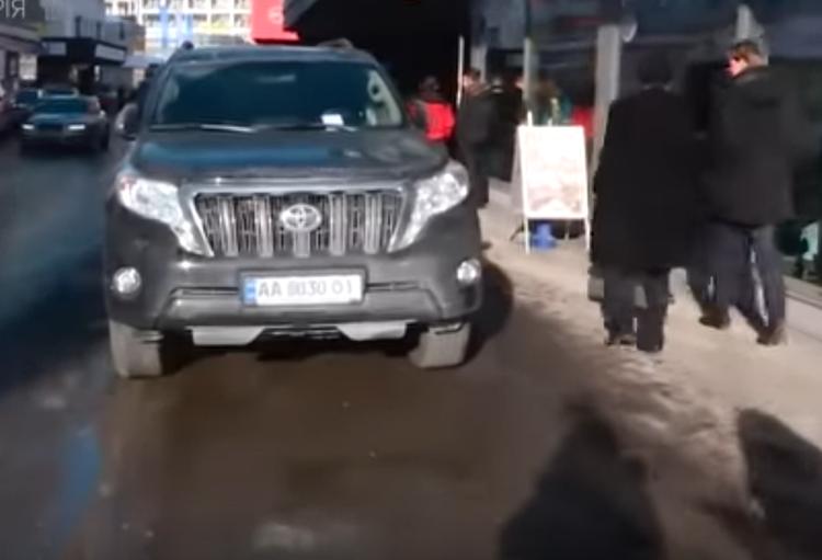 Украинская делегация опозорилась с хамской парковкой в Давосе