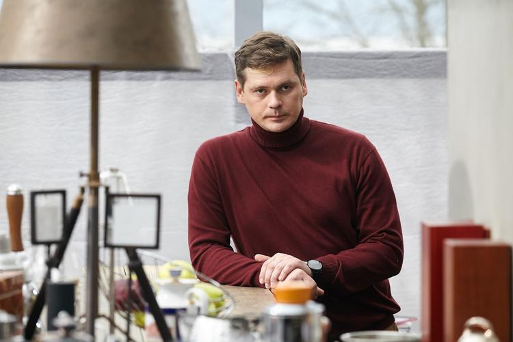 Актер Александр Пашков признался о разводе с женой, родившей ему  троих детей 