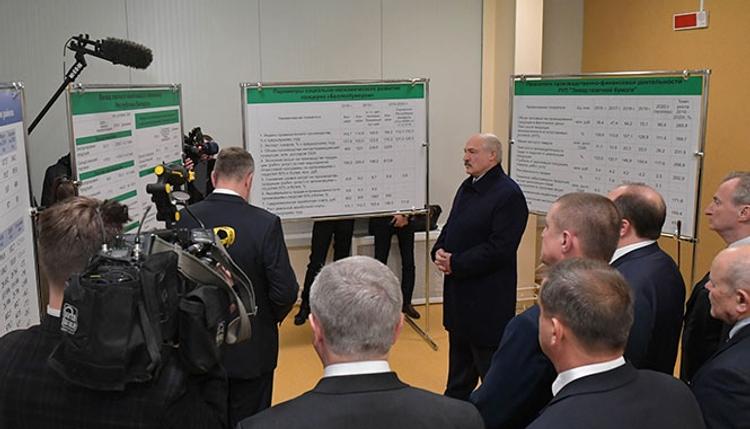 Лукашенко заявил, что Россия поставила Беларусь  «раком» по углеводородам