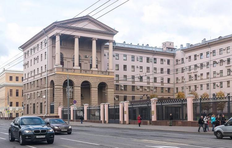 Пошел на таран. В Москве каршеринговый автомобиль въехал в здание главка полиции на Петровке, 38.