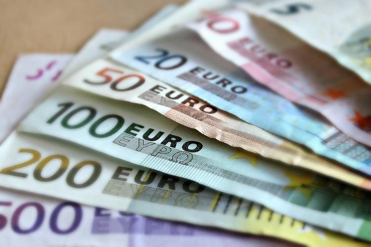 Курс евро вырос на 0,76 процента и составил 69 рублей
