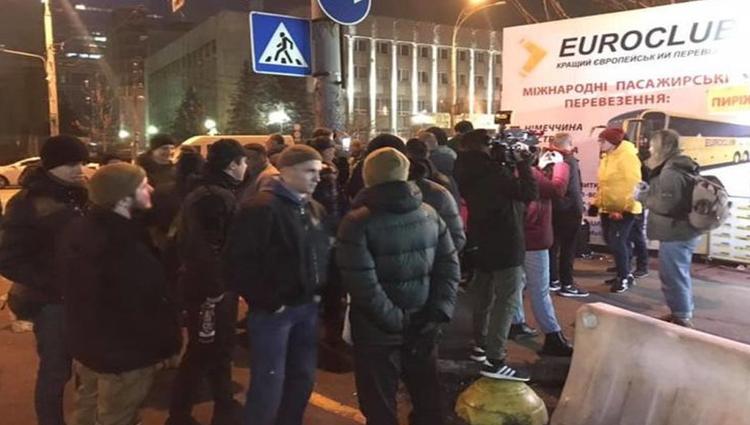 На Украине националисты пришли избить водителя автобуса за российский сериал