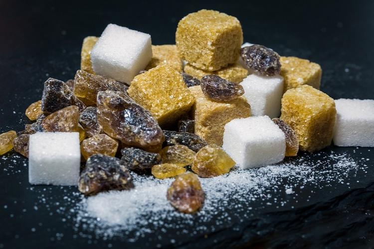 Есть ли разница между белым и тростниковым сахаром?