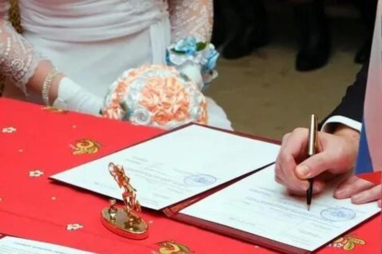 В Москве не справились с потоком желающих зарегистрировать брак и решили женить пары даже ночью