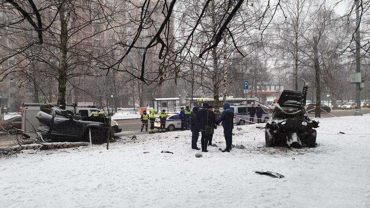 Момент аварии с Infinity в Москве попал на камеры видеонаблюдения. Машину буквально разорвало пополам