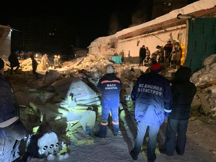 Появились подробности происшествия в Новосибирске, где обрушилась крыша кафе, и погибла девушка