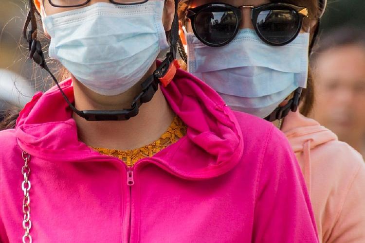 Роспотребнадзор: от ношения медицинских масок на улице можно отказаться