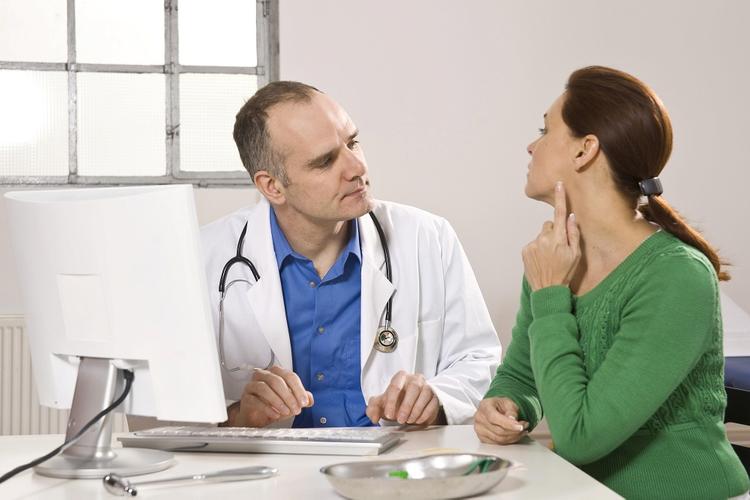 Пять явных сигналов организма человека о раке щитовидной железы назвали доктора 