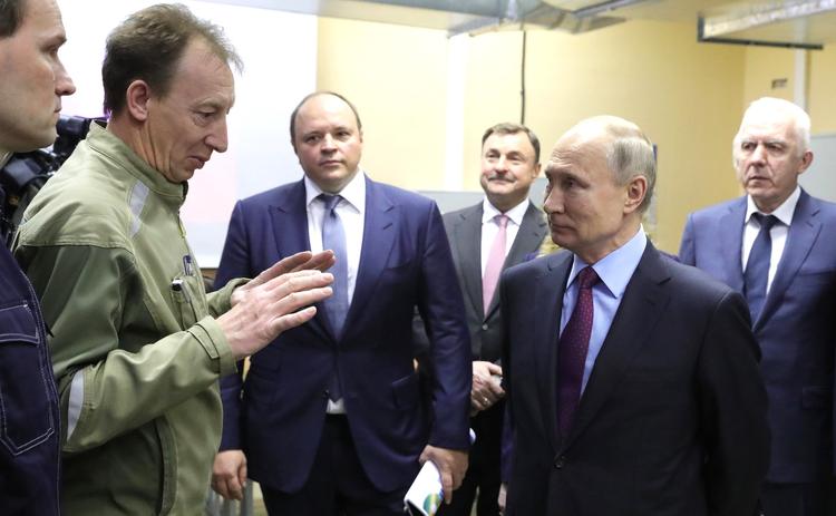 Путин остановил кортеж в Череповце пообщаться с местными жителями на улице города