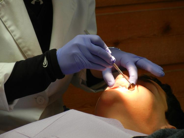 Эксперт: как зубы и протезы провоцируют рак