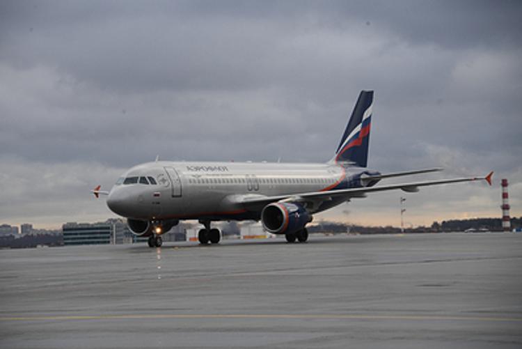 Блогер пошутил про коронавирус на борту самолета, и авиалайнер с  243 пассажирами на борту вернули в аэропорт вылета