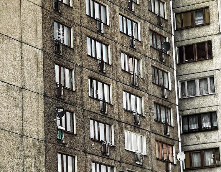 Москвич случайно выпал из окна квартиры на восьмом этаже