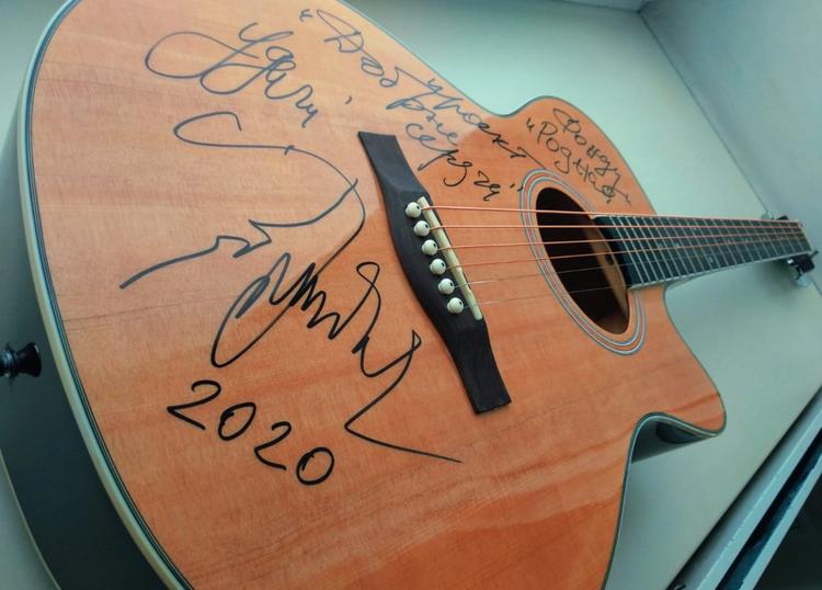 Гитара с автографом Олега Митяева будет разыграна на благотворительном аукционе 