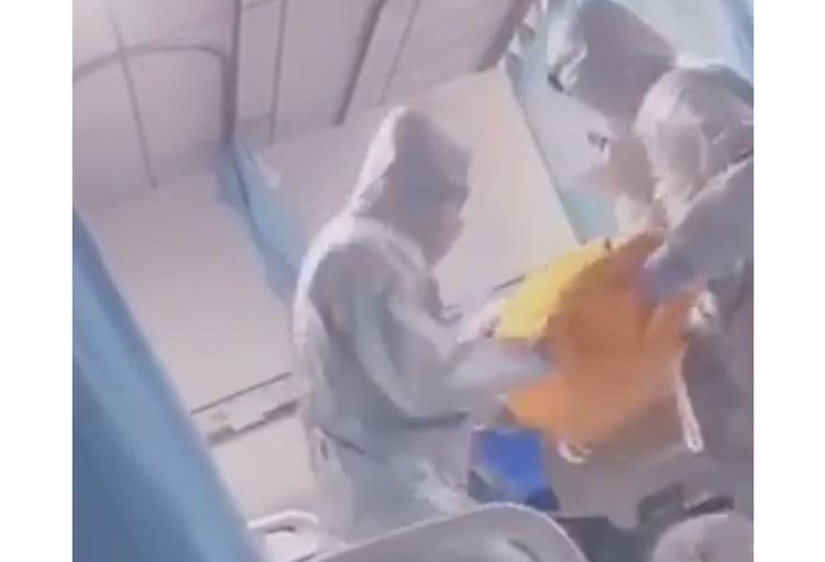 Появилось видео, как увозят умершего от коронавируса