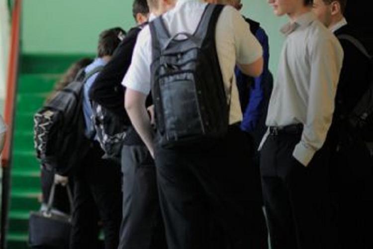 В пермской школе ученик на коленях умолял выпустить его в туалет