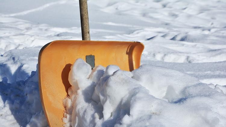 Под Новосибирском пенсионер погиб из-за снежной массы с крыши