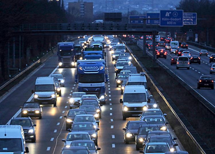 В  ЦОДД предлагают снизить  скорость движения  автомобилей в Москве до 50 км/ч  
