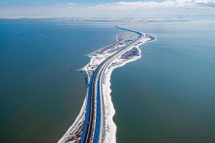 Скорость движения по Крымскому мосту снизили на 30 километров в час