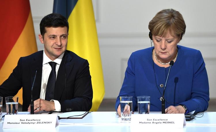 Зеленский и Меркель договорились соблюдать Минские соглашения