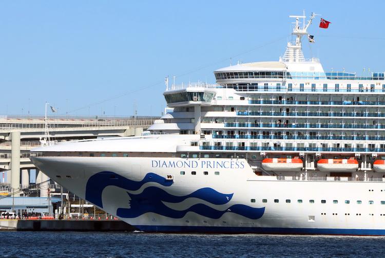 Власти Японии эвакуируют с лайнера Diamond Princess пожилых и больных пассажиров