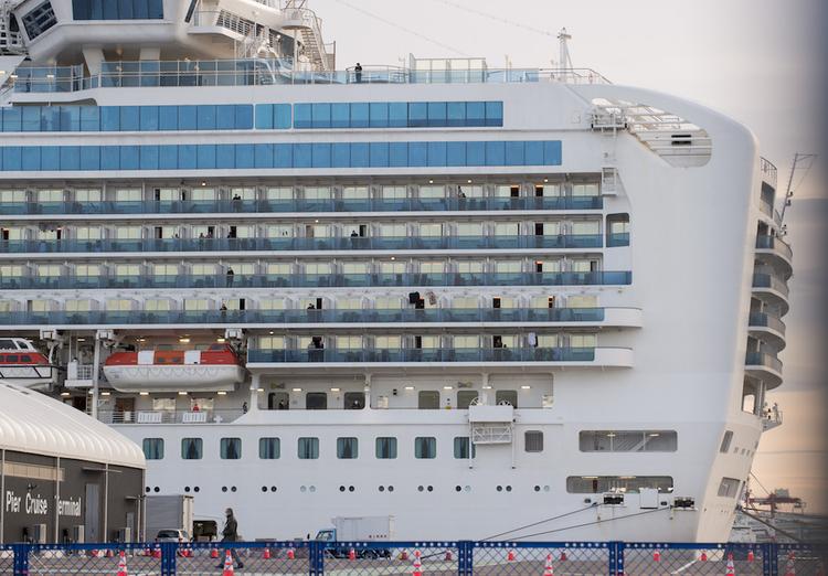 С круизного лайнера, который находится на карантине в Японии, эвакуировали пожилых пассажиров
