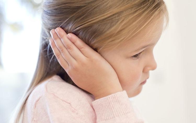 Что делать, если болит ухо у ребенка