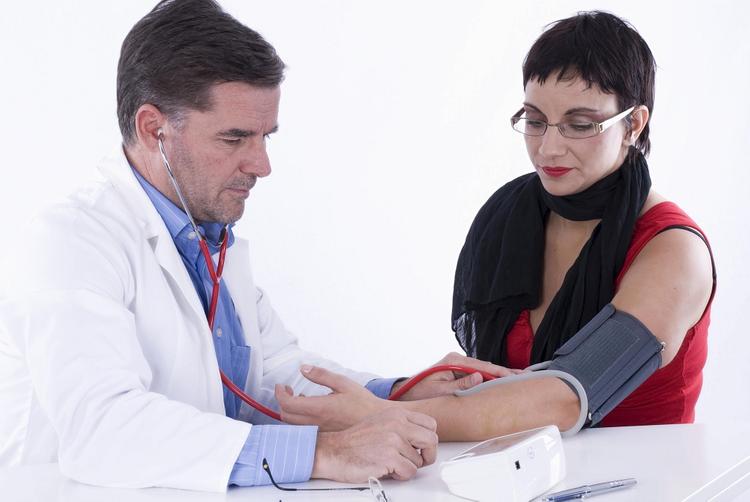 Простой способ снизить давление без медпрепаратов посоветовали кардиологи из ФРГ 