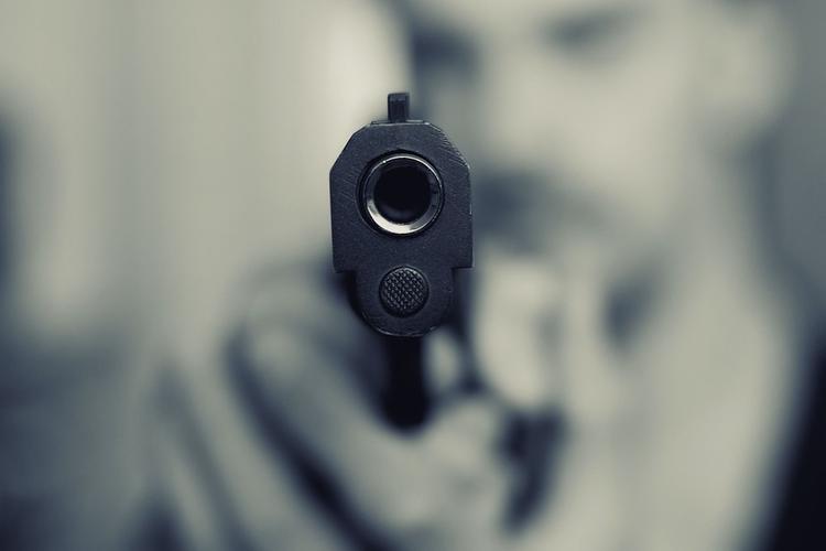 Пьяный мужчина угрожал персоналу одного из московских баров пистолетом