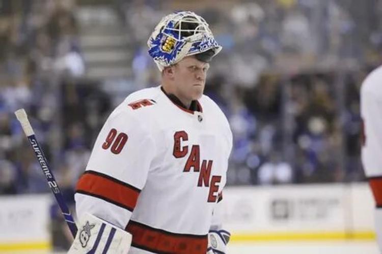Простой рабочий - заливщик льда защитил ворота и стал главной звездой дня НХЛ