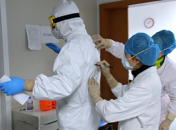 Иранские власти подтвердили гибель 12 человек от коронавируса