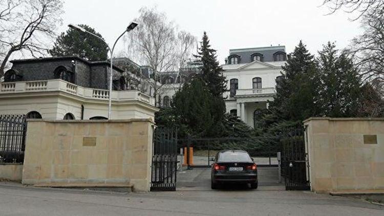 Власти Праги все-таки решили назвать площадь рядом с посольством России именем Немцова