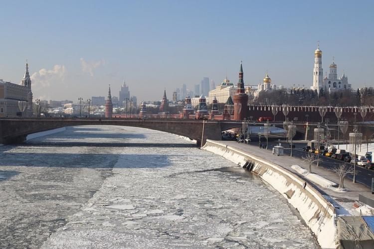 В Москве спасатели сняли с Москворецкого моста угрожавшего прыгнуть мужчину