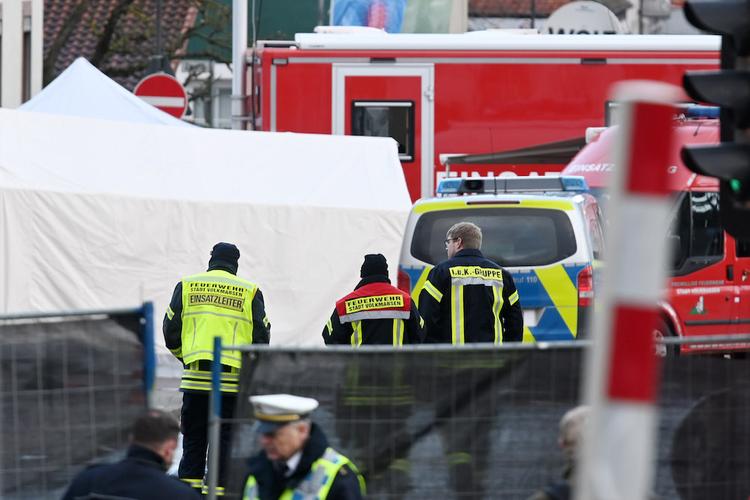 При наезде машины на толпу во время карнавала в Германии пострадали 18 детей