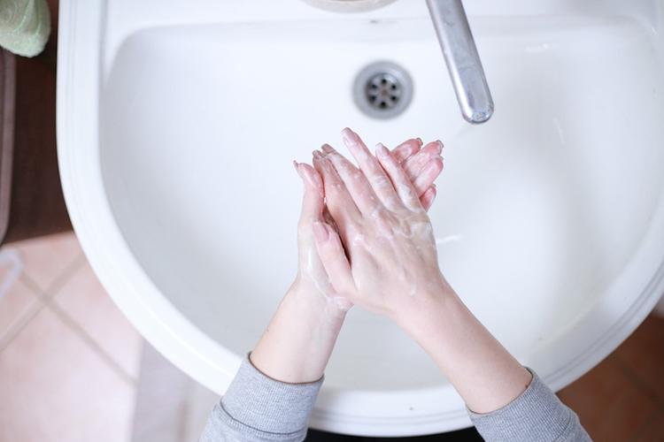 Роспотребнадзор: коронавирус может передаваться через грязные руки и воду