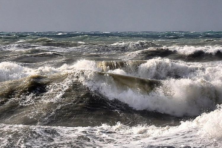 Сильный шторм осложняет поиски пропавших в море школьников из Сочи