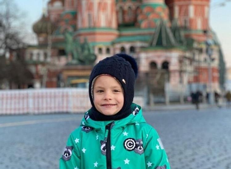 Пятилетняя дочь Тимати провела экскурсию по Красной площади и рассекретила свое место жительства