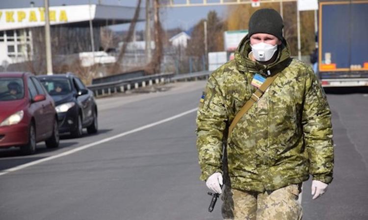 Пограничники  Украины  контролируют  состояние здоровья всех прибывающих из Крыма граждан