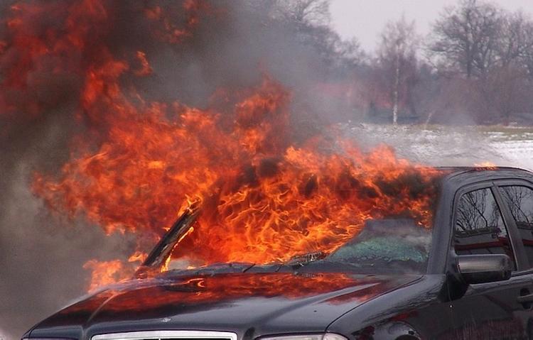 В Невском районе Петербурга после ДТП почти полностью выгорел автомобиль