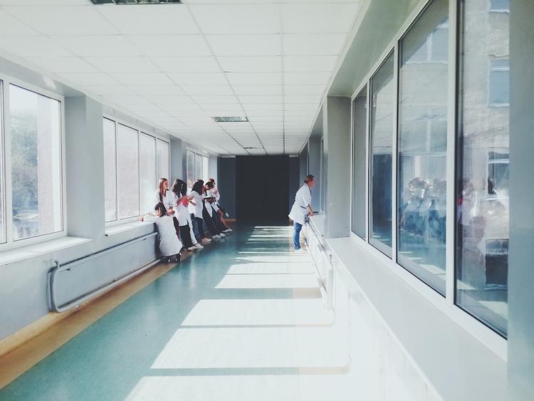 У больницы в Минске, где находится зараженный коронавирусом, дежурит МЧС